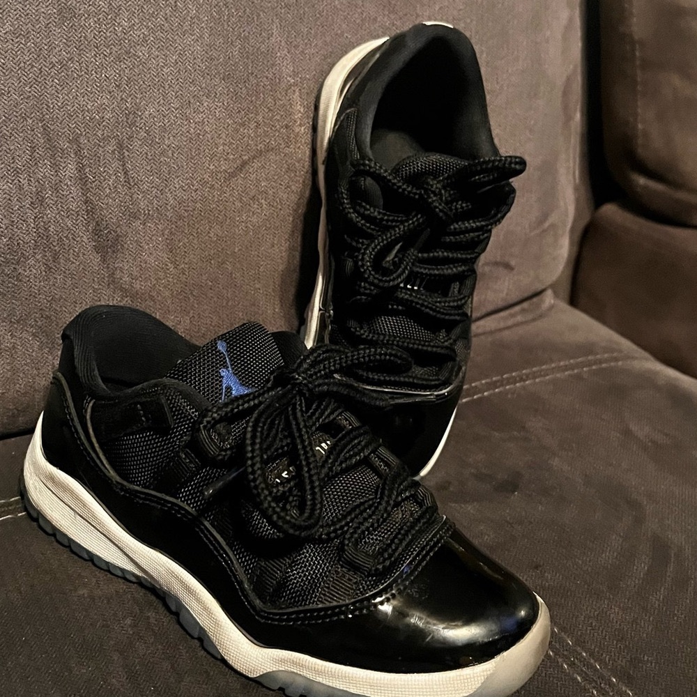 Jordan 11s low top

Size 13c (preschool)

Good condition